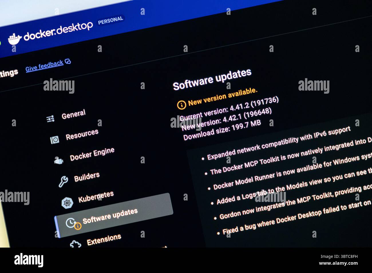 Poznan, Pologne - 30 juin 2025 : gros plan d'une interface utilisateur sombre sur un moniteur, indiquant des mises à jour logicielles en attente, symbolisant mai technique en cours Banque D'Images
