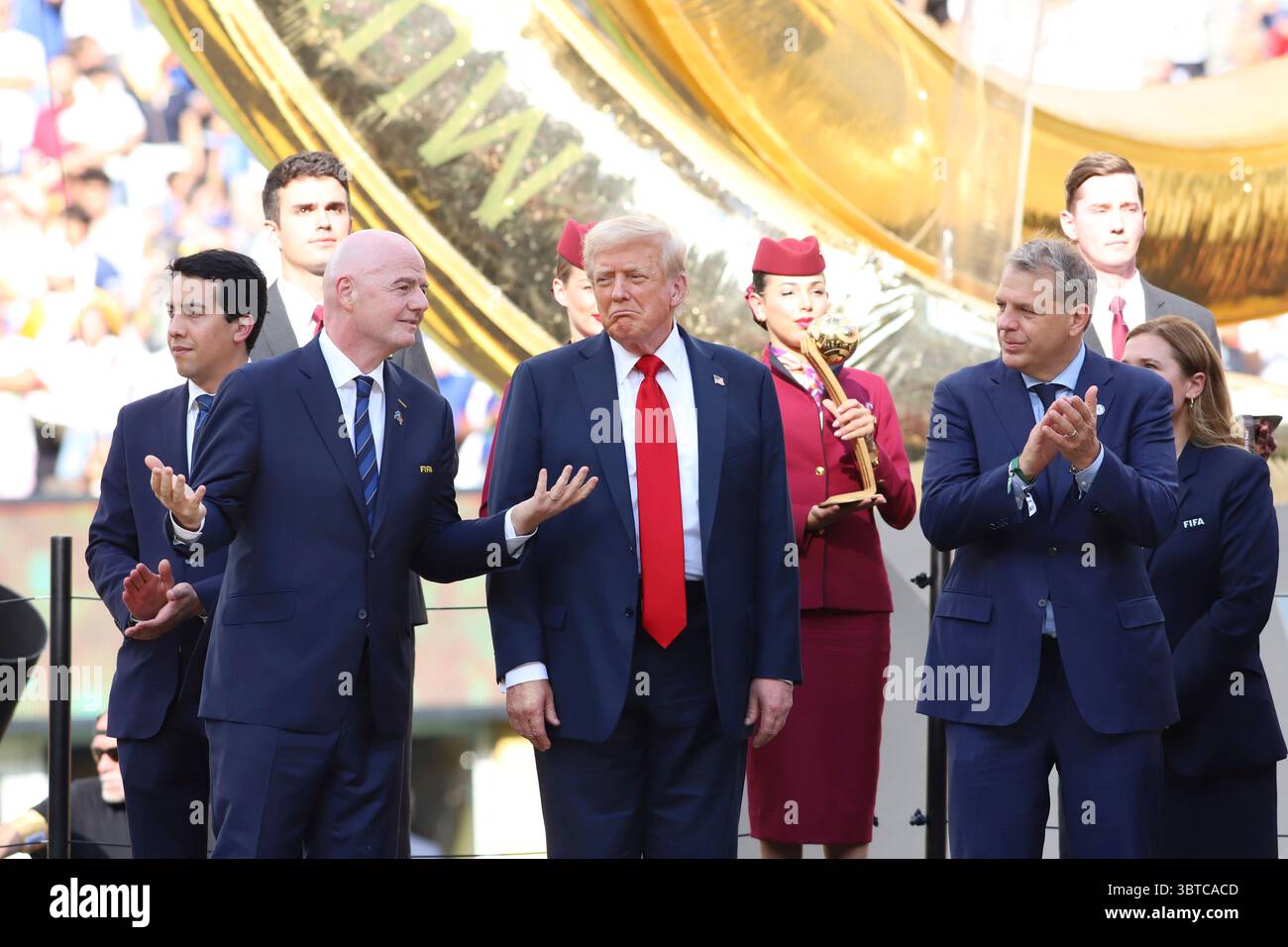 13 juillet 2025, East Rutherford, New Jersey, États-Unis : le président de la FIFA Gianni Infantino, le président des États-Unis Donald Trump et le copropriétaire de Chelsea Todd Boehly lors de la cérémonie de remise des prix qui a suivi la finale de la Coupe du monde des clubs de la FIFA 2025 entre le Chelsea FC et le Paris Saint-Germain au MetLife Stadium. Le 13 juillet 2025 à East Rutherford, New Jersey. (Crédit image : © Horacio Zamora Rios/eyepix via ZUMA Press Wire) USAGE ÉDITORIAL SEULEMENT ! Non destiné à UN USAGE commercial ! Banque D'Images