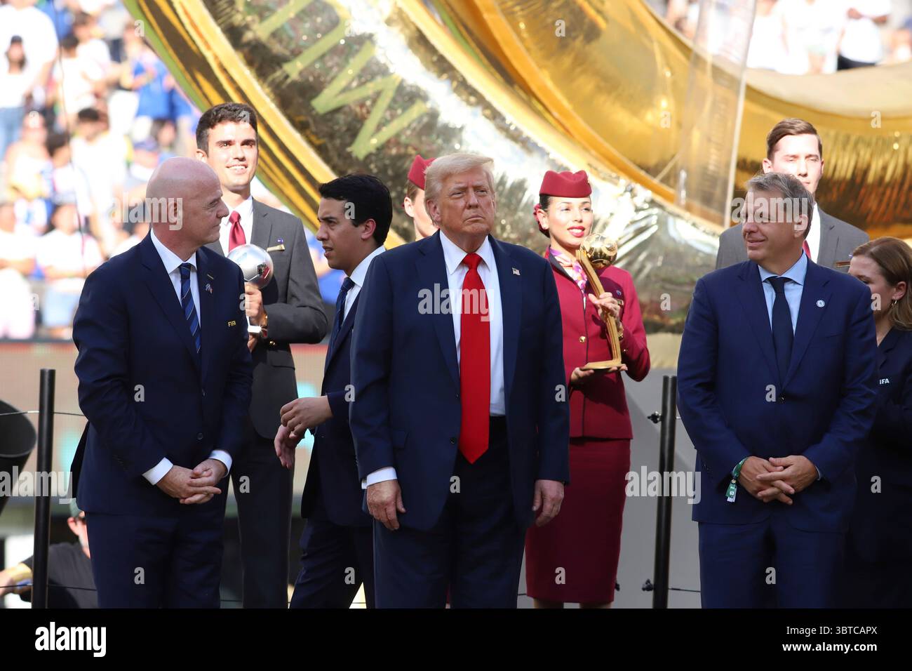 13 juillet 2025, East Rutherford, New Jersey, États-Unis : le président de la FIFA Gianni Infantino, le président des États-Unis Donald Trump et le copropriétaire de Chelsea Todd Boehly lors de la cérémonie de remise des prix qui a suivi la finale de la Coupe du monde des clubs de la FIFA 2025 entre le Chelsea FC et le Paris Saint-Germain au MetLife Stadium. Le 13 juillet 2025 à East Rutherford, New Jersey. (Crédit image : © Horacio Zamora Rios/eyepix via ZUMA Press Wire) USAGE ÉDITORIAL SEULEMENT ! Non destiné à UN USAGE commercial ! Banque D'Images