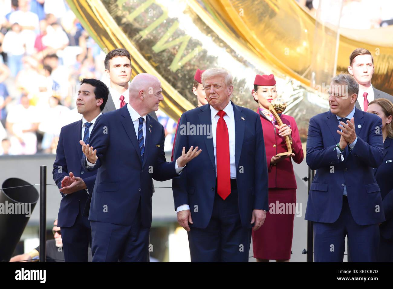 13 juillet 2025, East Rutherford, New Jersey, États-Unis : le président de la FIFA Gianni Infantino, le président des États-Unis Donald Trump et le copropriétaire de Chelsea Todd Boehly lors de la cérémonie de remise des prix qui a suivi la finale de la Coupe du monde des clubs de la FIFA 2025 entre le Chelsea FC et le Paris Saint-Germain au MetLife Stadium. Le 13 juillet 2025 à East Rutherford, New Jersey. (Crédit image : © Horacio Zamora Rios/eyepix via ZUMA Press Wire) USAGE ÉDITORIAL SEULEMENT ! Non destiné à UN USAGE commercial ! Banque D'Images
