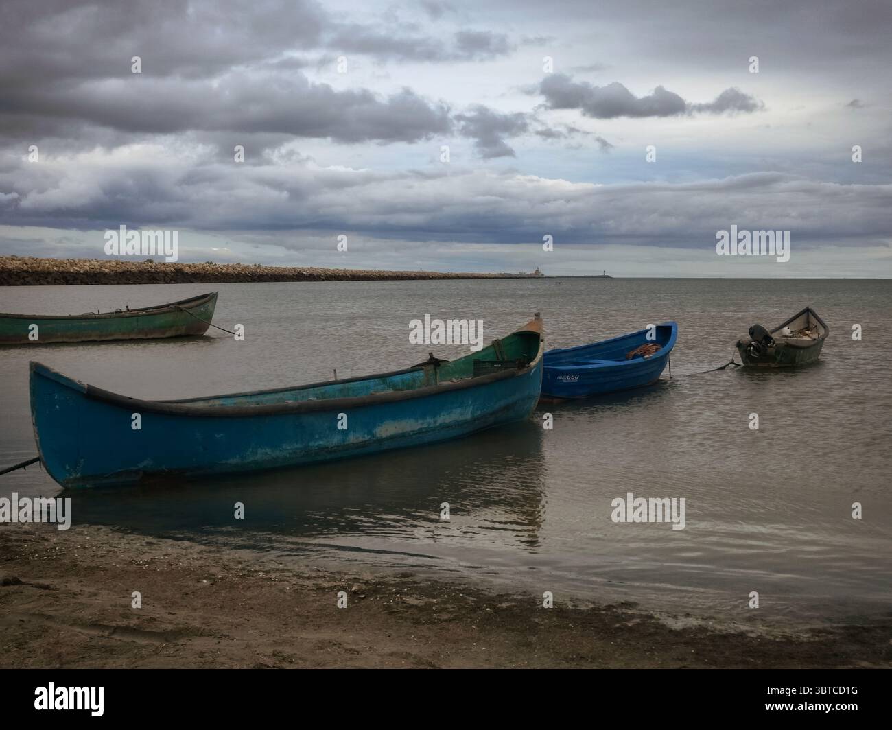 Scène morne de bateaux sur des eaux tranquilles sous un ciel nuageux - Image de stock capturée avec un smartphone