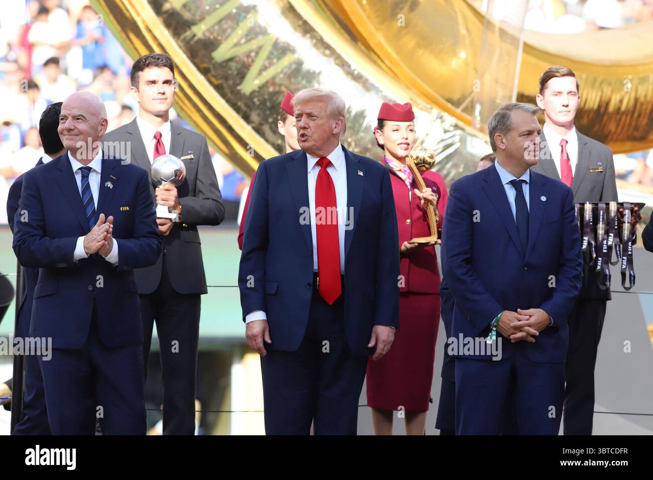 13 juillet 2025, East Rutherford, New Jersey, États-Unis : le président de la FIFA Gianni Infantino, le président des États-Unis Donald Trump et le copropriétaire de Chelsea Todd Boehly lors de la cérémonie de remise des prix qui a suivi la finale de la Coupe du monde des clubs de la FIFA 2025 entre le Chelsea FC et le Paris Saint-Germain au MetLife Stadium. Le 13 juillet 2025 à East Rutherford, New Jersey. (Crédit image : © Horacio Zamora Rios/eyepix via ZUMA Press Wire) USAGE ÉDITORIAL SEULEMENT ! Non destiné à UN USAGE commercial ! Banque D'Images