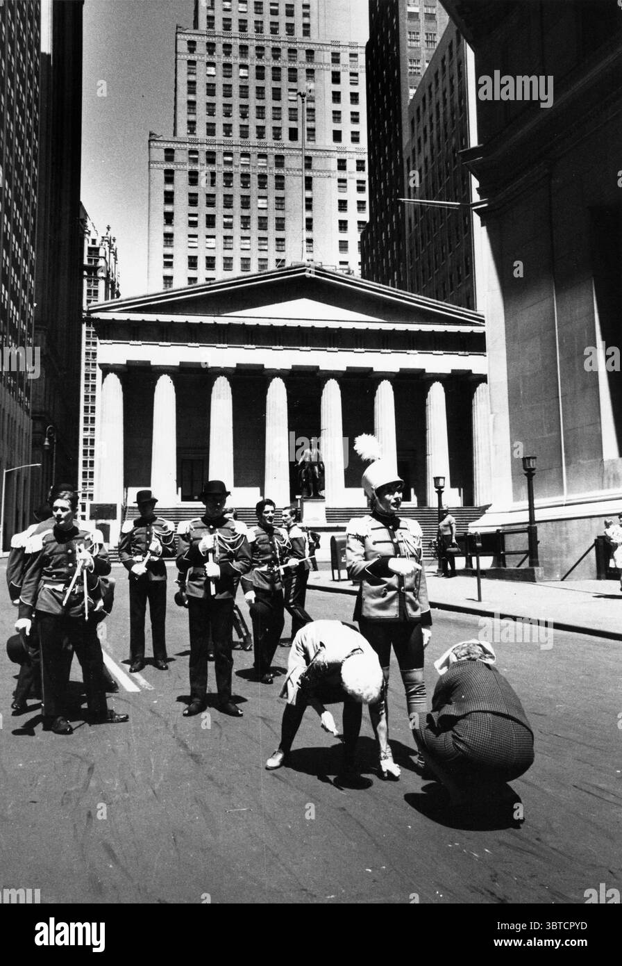 1968 - New York, NY, États-Unis - L'actrice SHIRLEY MACLAINE en costume attend la scène pour tourner sur Wall Street à New York. MacLaine dirige une fanfare pendant cette scène dans son nouveau film, "Sweet Charity". (Crédit image : © Keystone Press Agency/Keystone USA via ZUMAPRESS.com) Banque D'Images
