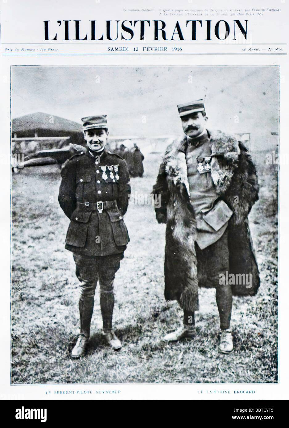 L'illustration couverture, 12 février 1916. Le sergent-pilote français Georges Guynemer, décoré de la Médaille militaire, se tient avec le capitaine Brocard, son commandant. Derrière eux se trouvent des avions militaires sur un aérodrome de temps de guerre. Guynemer est devenu un héros national, symbolisant la bravoure aérienne française avant sa mort au combat en 1917. Banque D'Images