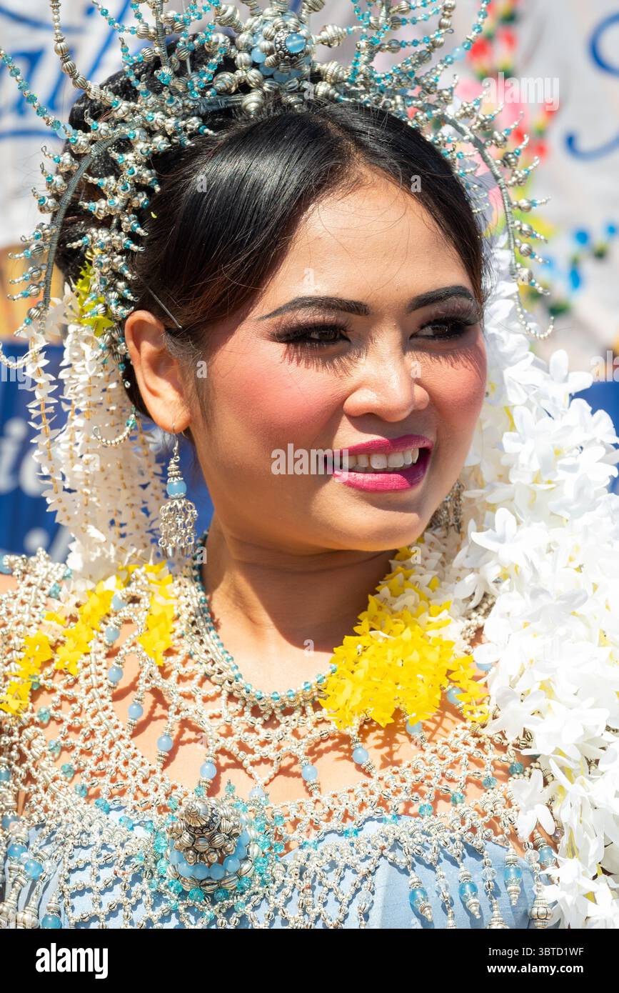 Belle dame vêtue de vêtements traditionnels au festival de la nourriture et de l'artisanat thaïlandais à Southsea. Juillet 2025. Banque D'Images