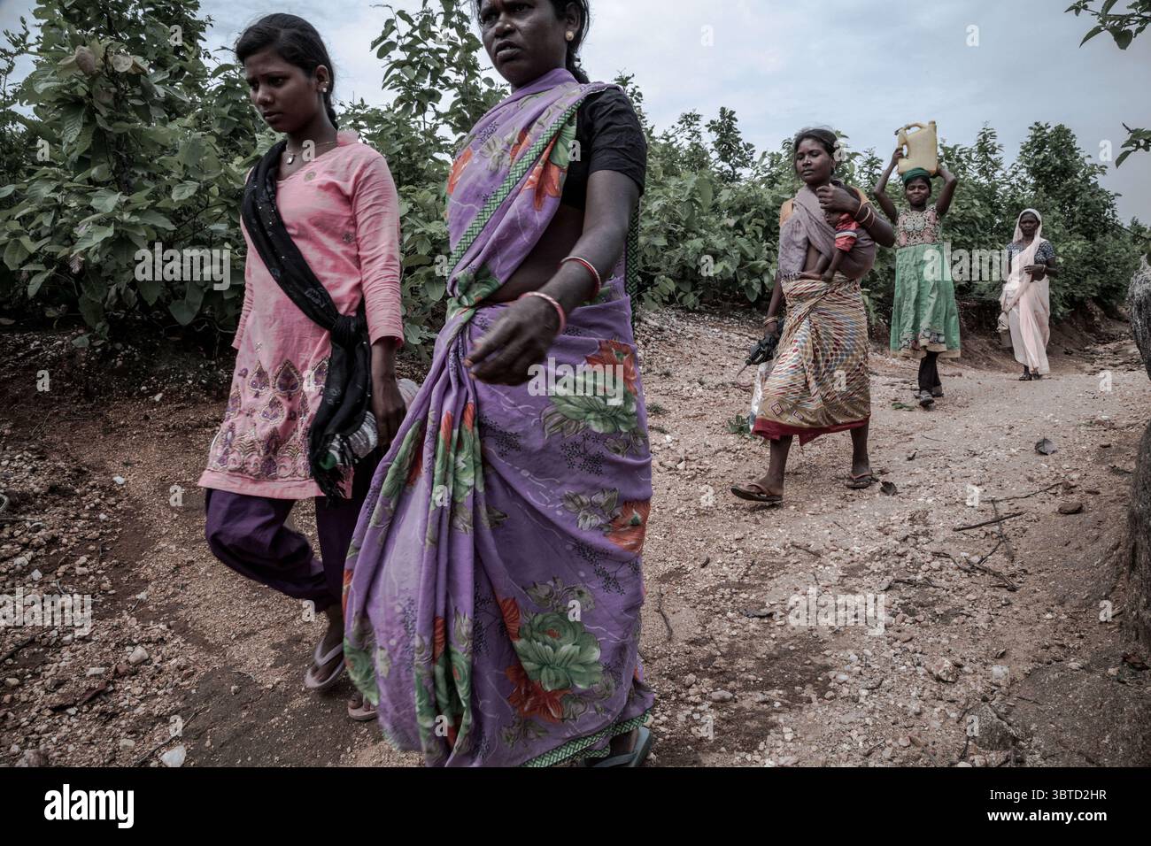 1er juillet 2018, Koderma, Jharkhand, Inde : des villageois locaux se rendent sur le terrain illégal de mine de mica pour dénicher du mica. Ils passent par les mines de trous de rat pour extraire le mica à l'aide d'une tige de fer. Le mica est un ingrédient essentiel pour la fabrication de peintures automobiles, de cosmétiques et de plusieurs appareils électriques. Afin de compenser les besoins en mica, de grandes quantités de mica sont extraites des plus grandes zones productrices de mica, qui se trouvent en Inde. Il est également considéré comme le plus grand producteur de mica au monde. Dans l'effort pour étancher le besoin de mica, plusieurs villageois pauvres et leur enfant Banque D'Images