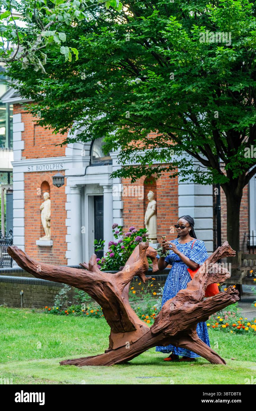 Londres, Royaume-Uni. 15 juillet 2025. Ai Weiwei, Roots : Palace, 2019 - sculpture dans la ville 2025, ville de Londres. Il est livré par la City of London Corporation aux côtés de LACUNA, un studio culturel. Crédit : Guy Bell/Alamy Live News Banque D'Images