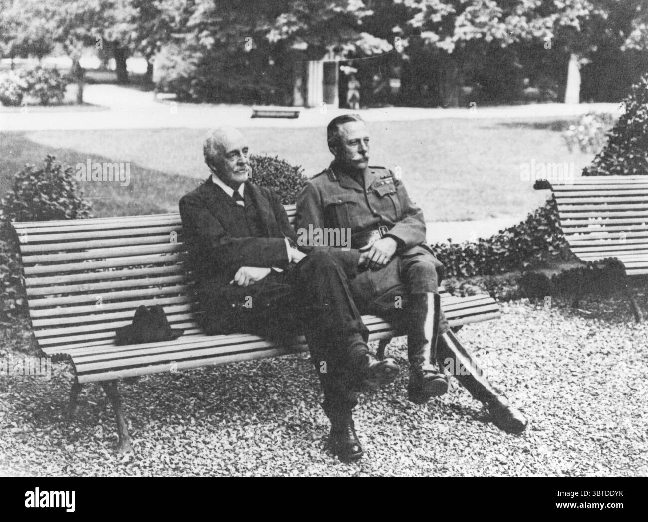 M. Balfour et le maréchal Sir Douglas Haig dans l'enceinte du palais de Trianon , juillet 1918 Banque D'Images