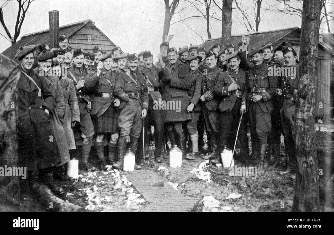Noël dans les tranchées certains des officiers d'une division écossaise le jour de l'an - un toast à 1917 Banque D'Images