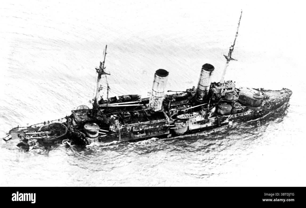 Le cuirassé russe Slava qui a été gravement touché lors de l'action dans le golfe de Riga , et a dû être abandonné , beng a coulé dans le Moon Sound , pour bloquer l'entrée sud . 18 octobre 1917 Banque D'Images
