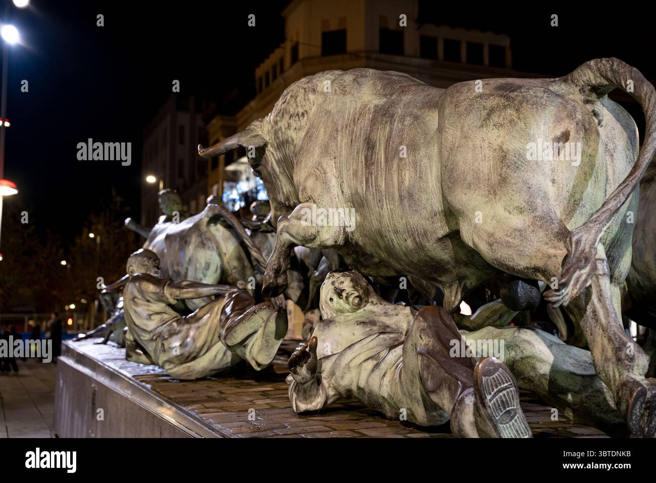 Située à Pampelune, cette sculpture saisissante représente la course dramatique des taureaux. L'œuvre met en valeur une action intense, capturant l'esprit de Banque D'Images
