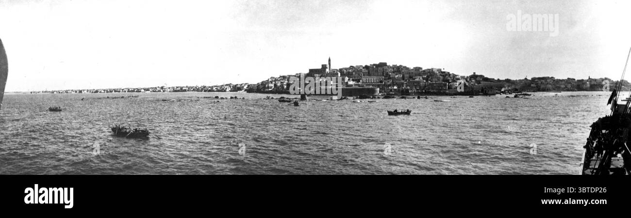 Jaffa de la mer . Entré par le Wellington Mounted Rifles Regiment , de la division montée australienne et néo-zélandaise le 16 novembre 1917 Banque D'Images Jaffa de la mer . Entré par le Wellington Mounted Rifles Regiment , de la division montée australienne et néo-zélandaise le 16 novembre 1917 Banque D'Images