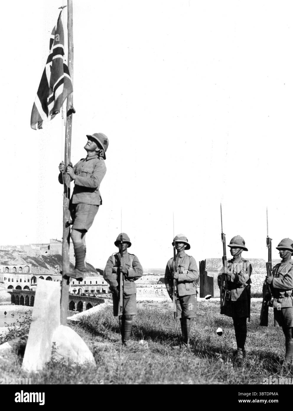 Hissage de l'Union Jack au-dessus des bâtiments du gouvernement turc , Kirkuk , mai 1918 . Garde fournie par le 7th Battlelion , États-majors Nord , 37th Infantry Brigade 13 Division Banque D'Images Hissage de l'Union Jack au-dessus des bâtiments du gouvernement turc , Kirkuk , mai 1918 . Garde fournie par le 7th Battlelion , États-majors Nord , 37th Infantry Brigade 13 Division Banque D'Images