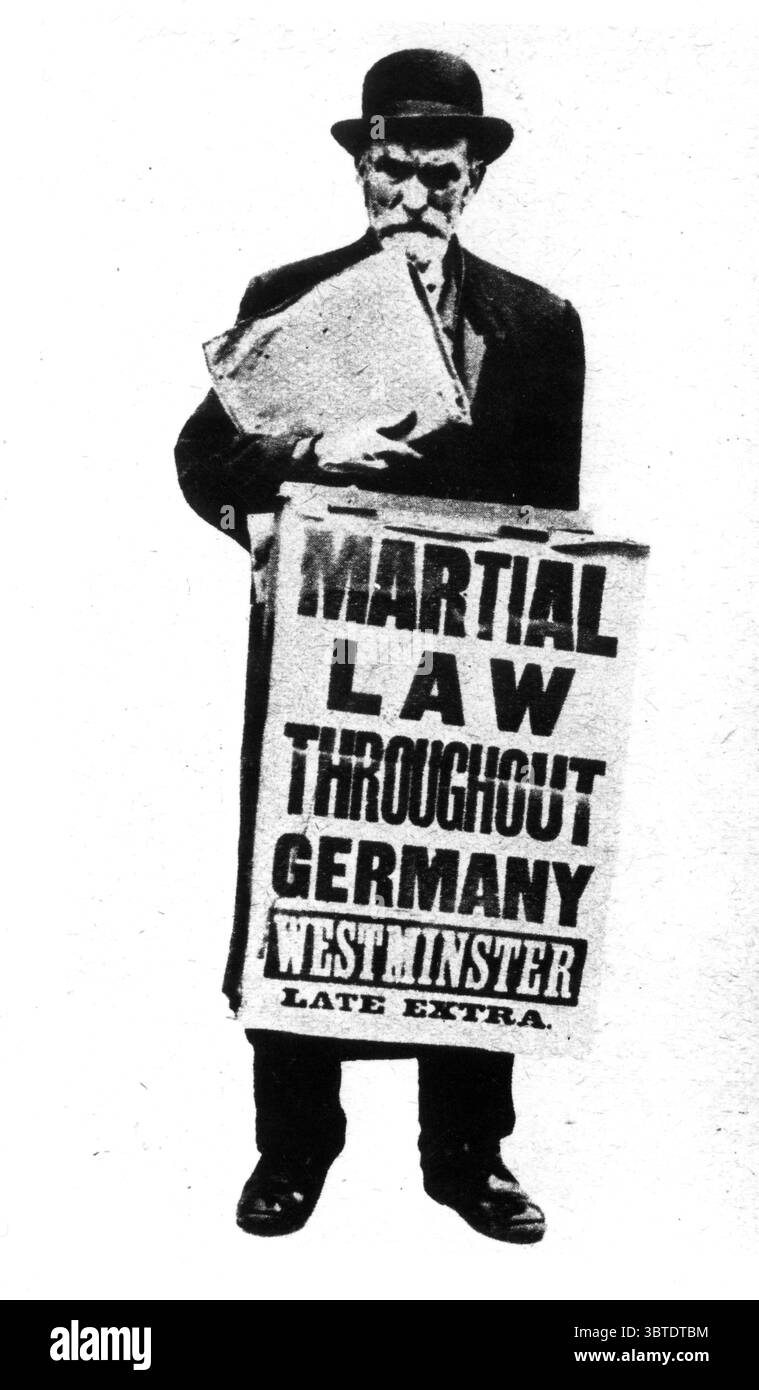 Un tableau sandwich avec des nouvelles de propagande la loi martiale dans toute l'Allemagne *** local légende *** déclaration de guerre 1914 Banque D'Images