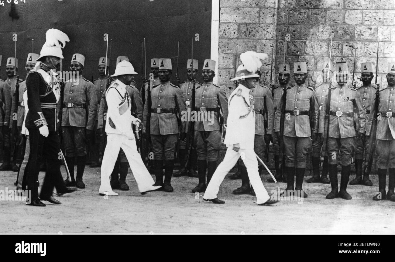 Le roi George le V et Lord Kitchener inspectent une colonne d'infanterie égyptienne Banque D'Images
