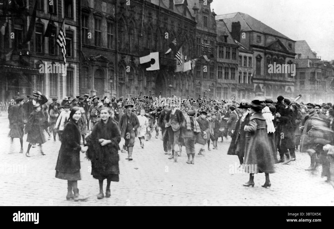 Troupes canadiennes 42e Bataillon d'infanterie , marchant à travers Mons . 1918 Banque D'Images