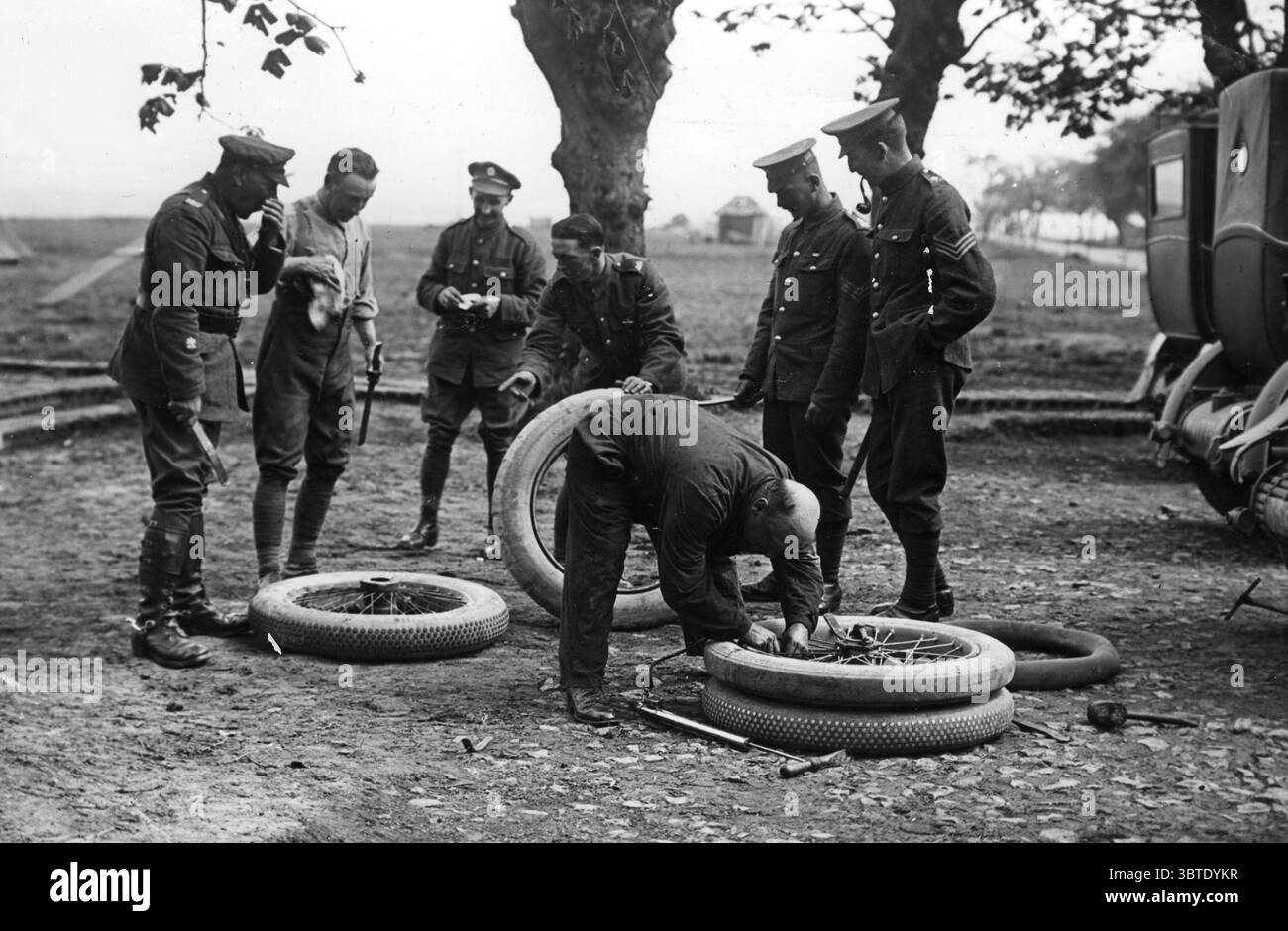 Visite du roi des Belges sur le front occidental britannique. Le chauffeur du Roi en difficulté. Villers Carbonnal , France . 1917 Banque D'Images