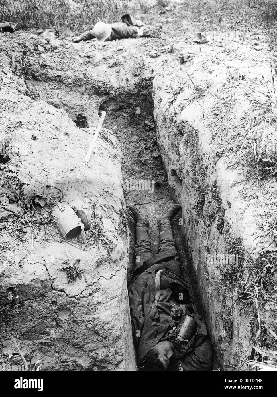 Dans la plupart des petites baies menant à la tranchée de poire ont été trouvés morts allemands. Certains avaient été tués alors qu'ils tentaient de s'échapper et de s'échapper des troupes australiennes et américaines , près de Hamel . 1918 Banque D'Images