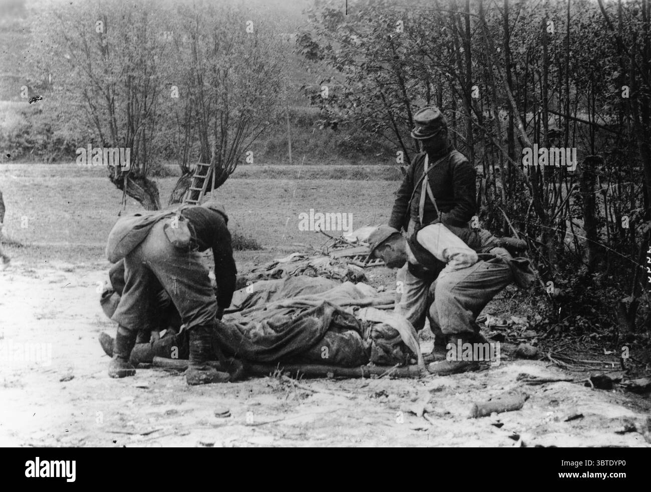 Soldats enveloppant un corps , Front de l'Ouest . Banque D'Images