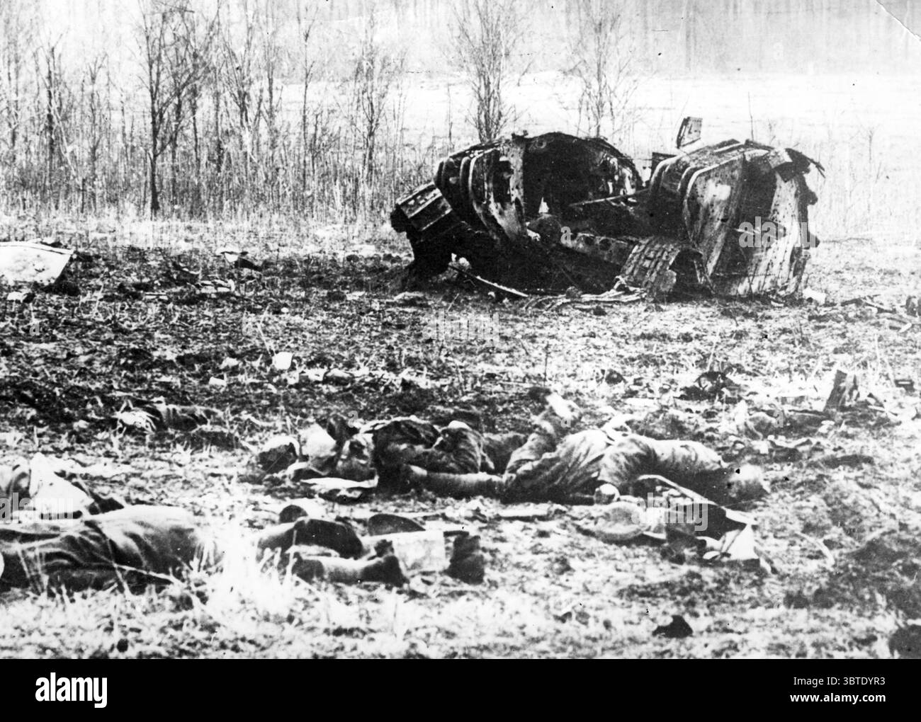 Offensive allemande . Char britannique mort et naufragé sur le champ de bataille. 1918 Banque D'Images