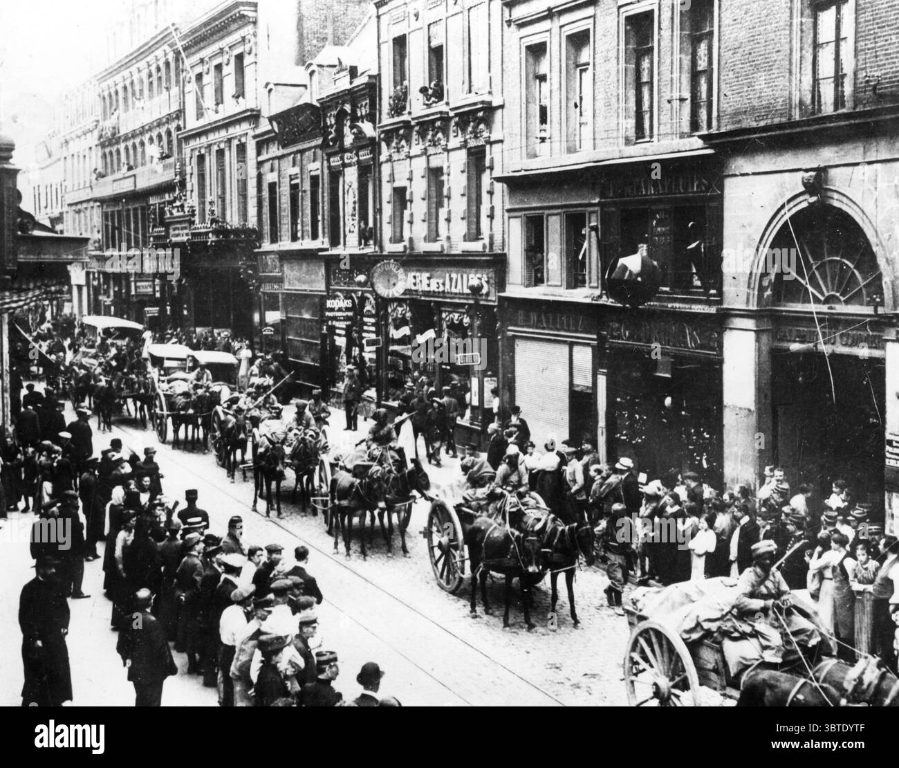 Transport muletier des troupes marocaines passant par Amiens. 1914 Banque D'Images