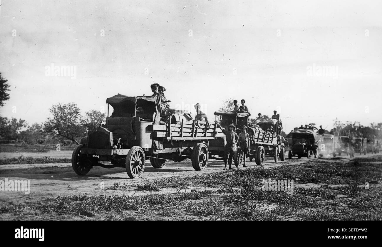 Sapeurs indiens sur le chemin de Rufiji . Ce convoi a éprouvé de grandes difficultés à se rendre à Tulo le 31 décembre 1916 Banque D'Images