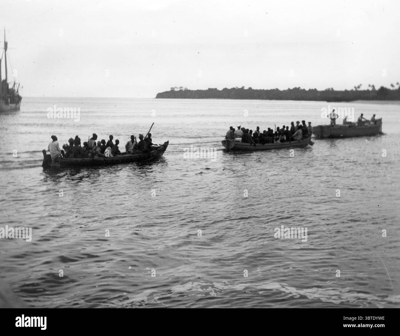 Bateaux à moteur du British Monitor Severn transportant des troupes indiennes à travers la rivière Pangani le 26 juillet 1916 Banque D'Images