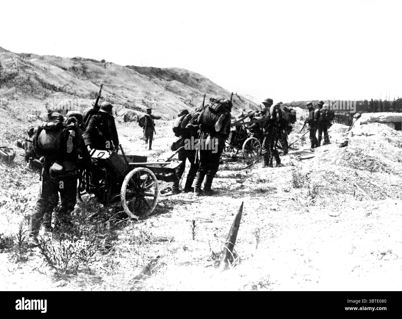 Sur le champ de bataille près de Barry au bac. Le détachement de Minenwerfer traverse la première ligne de tranchées britanniques après l'attaque réussie mai 1918 bataille d'Aisne Banque D'Images