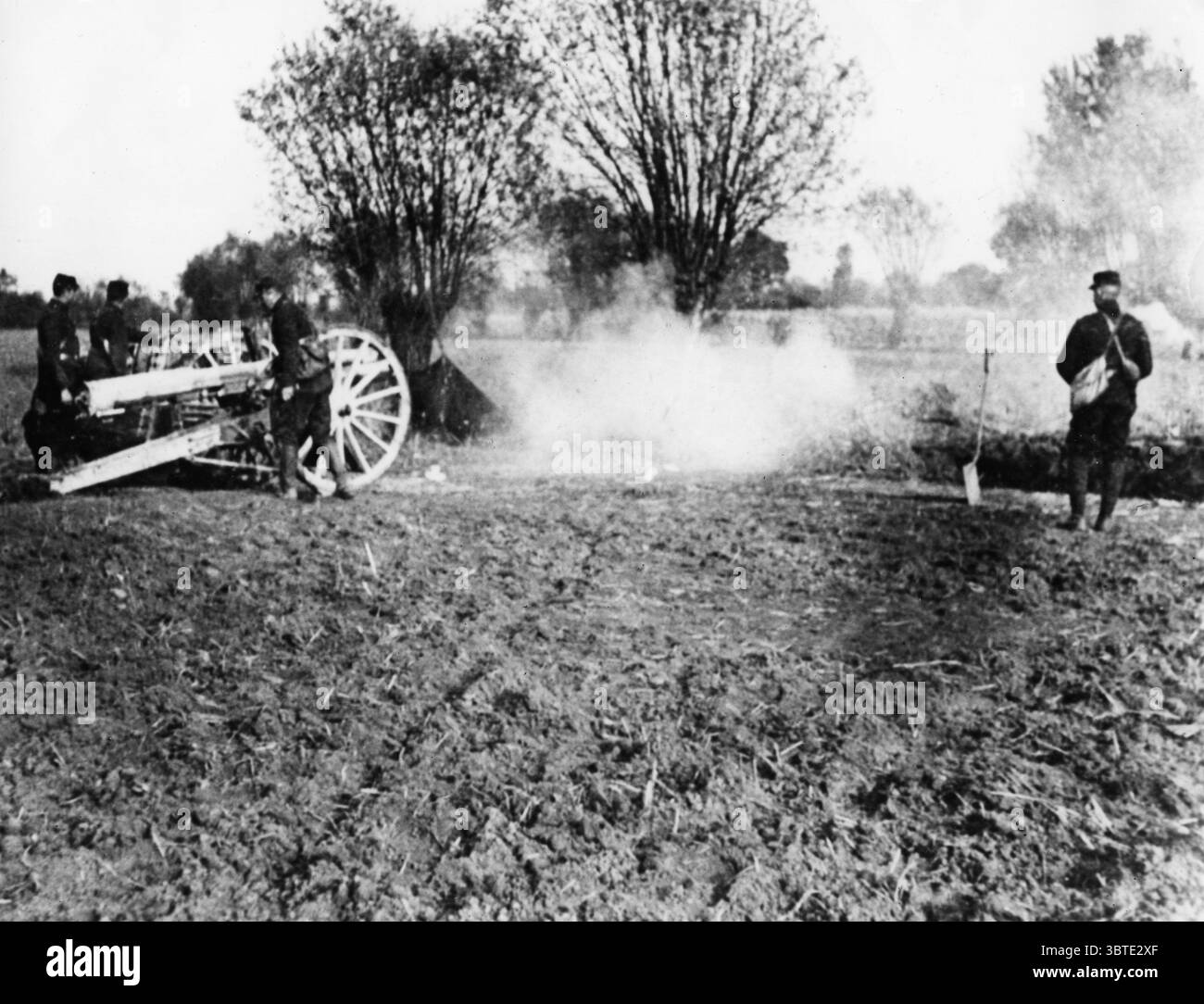 No 1 canon de batterie de canons de campagne français de 75 mm à Bas Maisnil , tire . Canon au recul complet . 1914 Banque D'Images