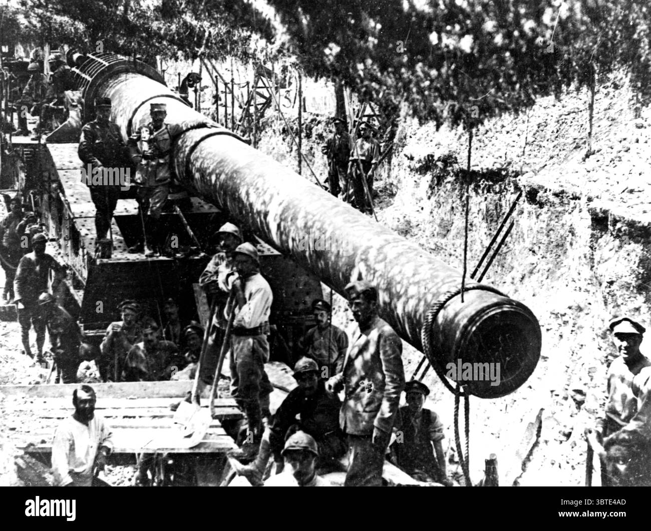 Creuser un emplacement pour un canon ferroviaire de 340 mm . Glisy , somme . 1918 Banque D'Images