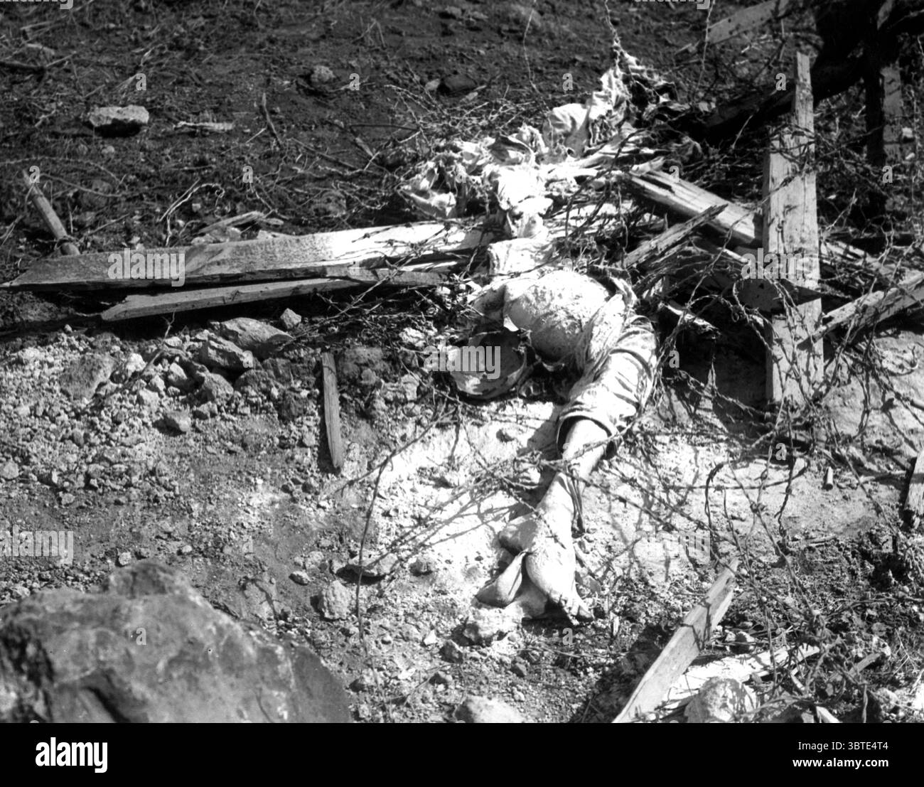 Corps d'un soldat turc mort près des défenses de barbelés . Banque D'Images