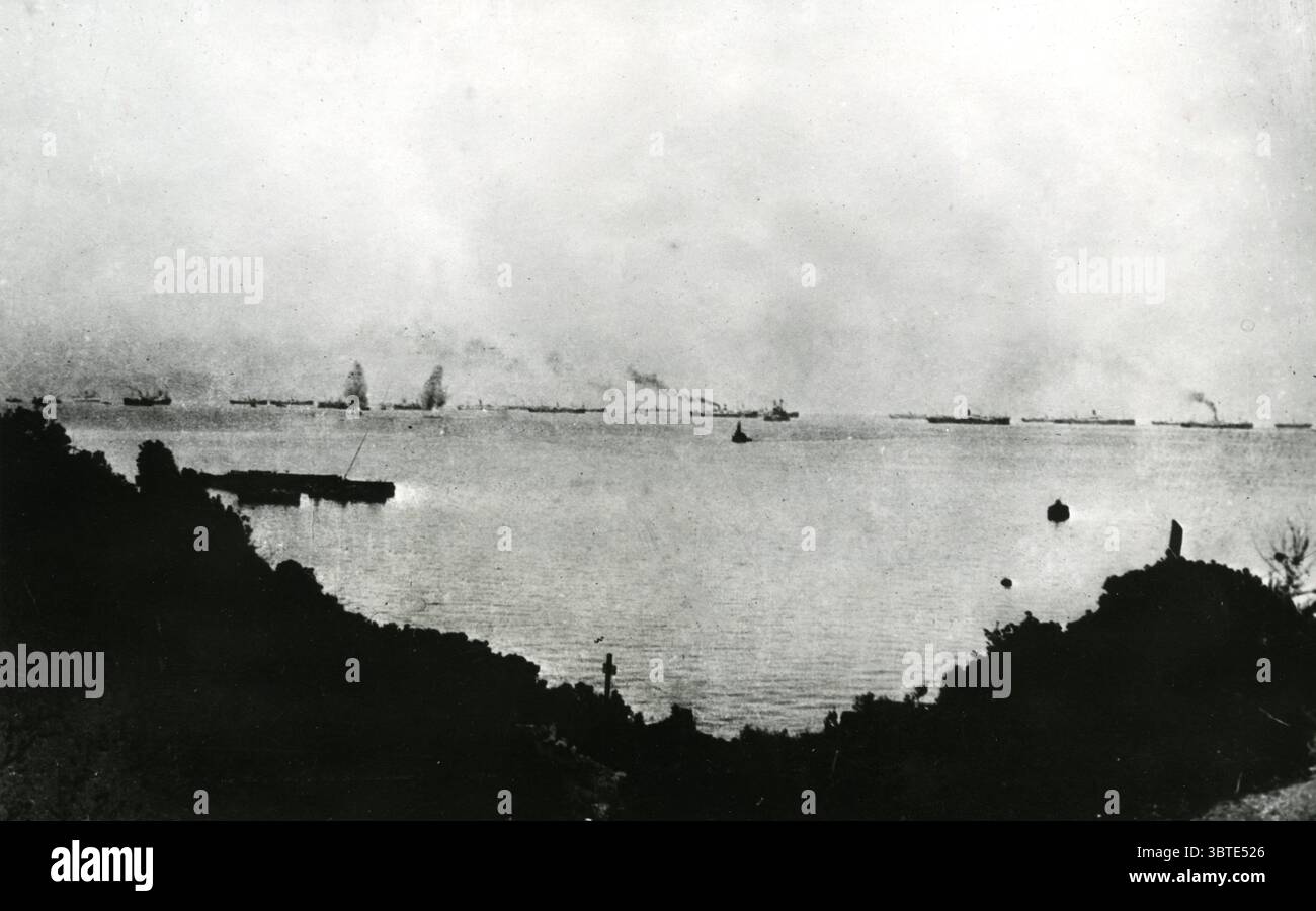 Obus tombant parmi les transports après l'atterrissage. La flotte de transports mouilla au large de l'Anzac au cours de la première semaine , avec des obus des canons à tourelle du cuirassé turc Torgat Reiss tombant près des navires . Banque D'Images