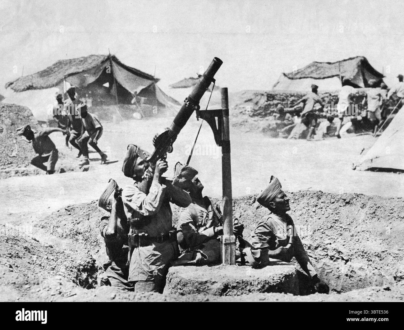 Premiers signes de l'effet d'une attaque aérienne - une mitrailleuse Lewis placée sur un montage antiaérien, dirigée par des membres du régiment Jat, en Mésopotamie (aujourd'hui Irak). Circa World War I. en arrière-plan, on peut voir des troupes courir vers des tranchées pour se couvrir *** local légende *** http://www.bharat-rakshak.com/LAND-FORCES/Army/Galleries/Wars/British/WW1/0178 001.jpg.html Banque D'Images