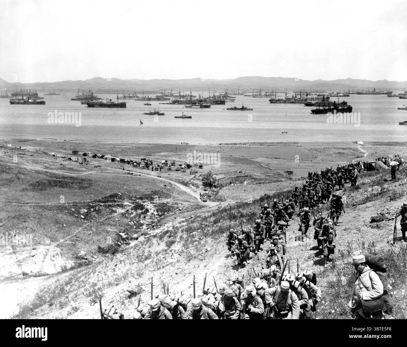 Les troupes françaises s'entraînent sur l'île Lemnos avant le débarquement de Gallipoli. En arrière-plan, les navires de troupes qui transportaient les forces alliées sont à l'ancre dans le port de Mudros. 1915 Banque D'Images