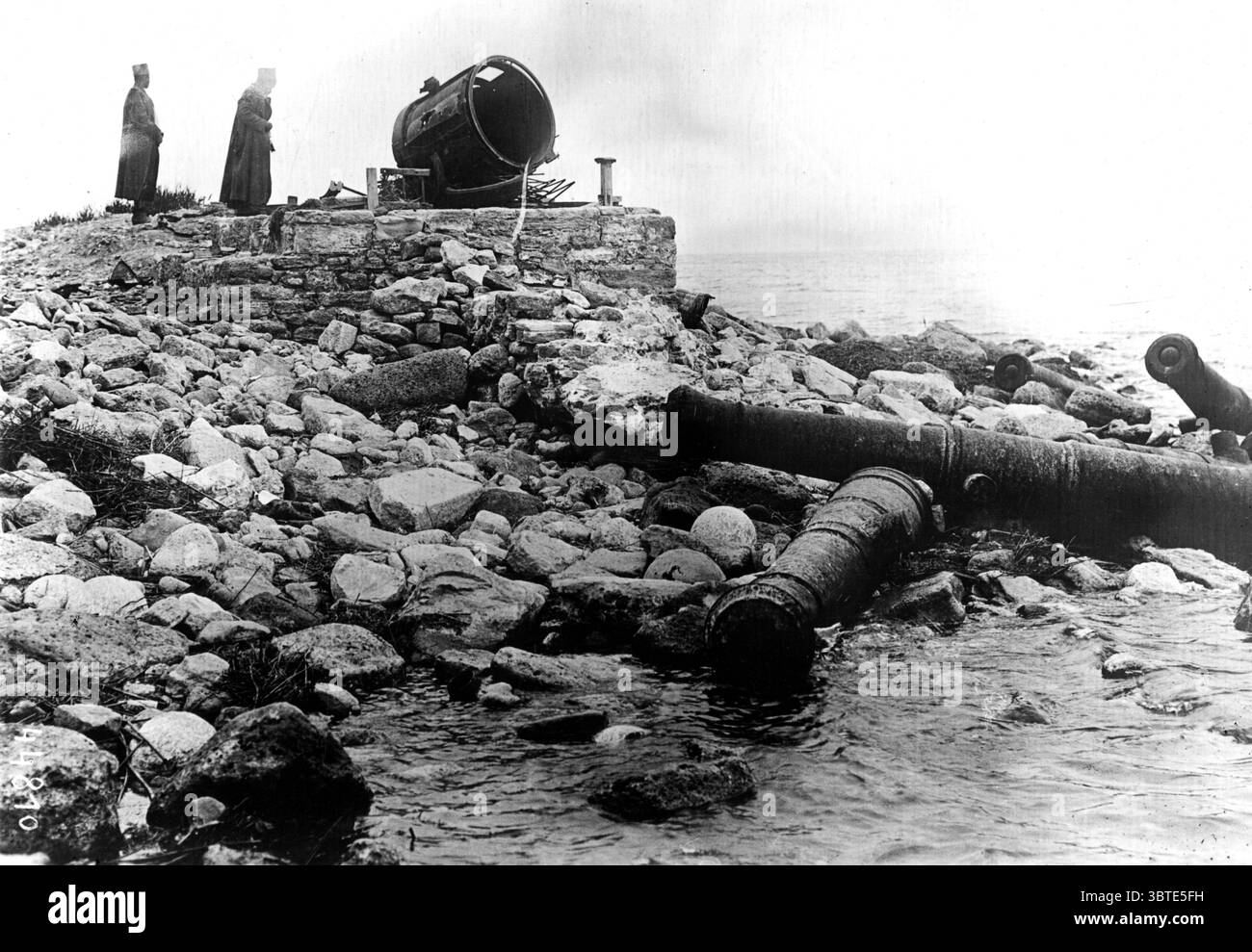 Soldats coloniaux français regardant le projecteur en ruine sur la pointe extrême sud de la Péninsule . Au bord de l'eau se trouvent quelques canons obsolètes provenant des ruines de l'ancien Fort de Sedd el Bahr. Banque D'Images
