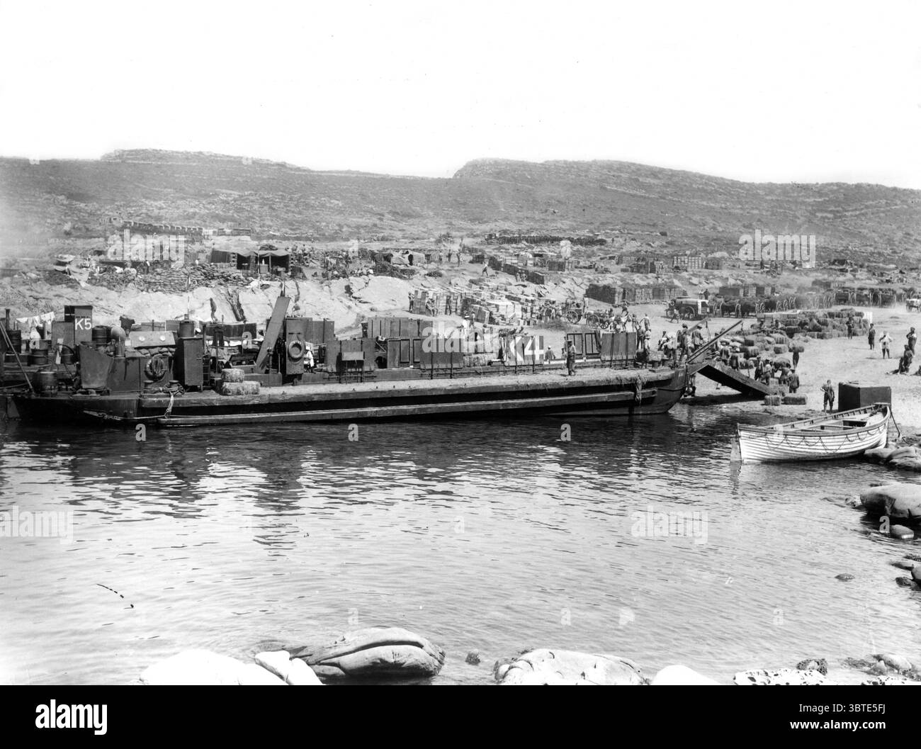 Une vue générale à Suvla , montrant les nouveaux briquets à moteur roulent jusqu'au rivage . Banque D'Images