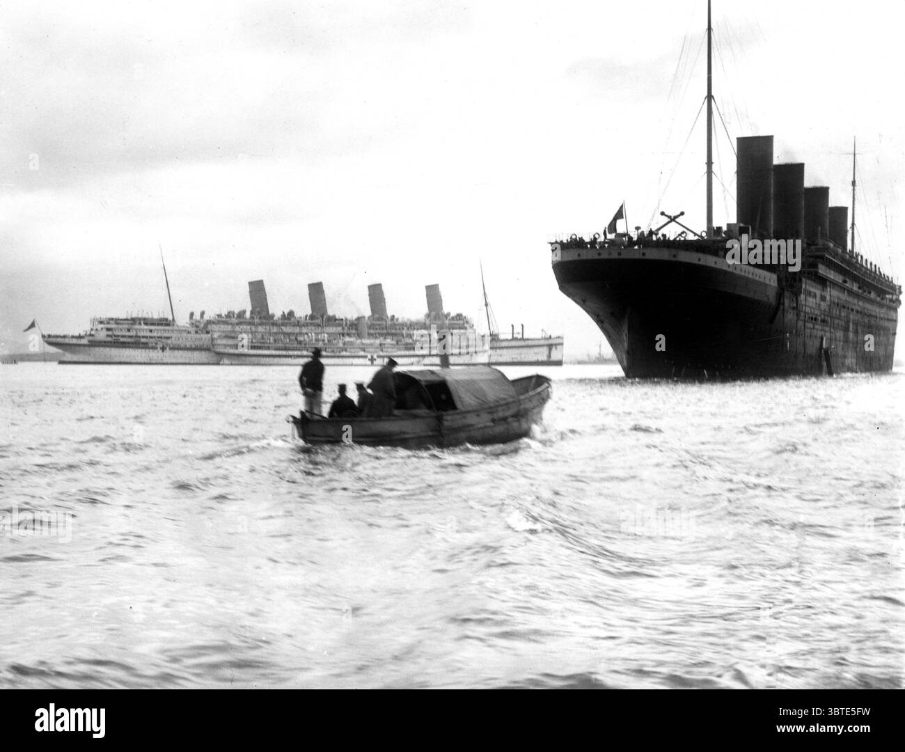 Le SS Olympic et le SS Aquitania , arrivant presque simultanément à Mudros Harbour Banque D'Images