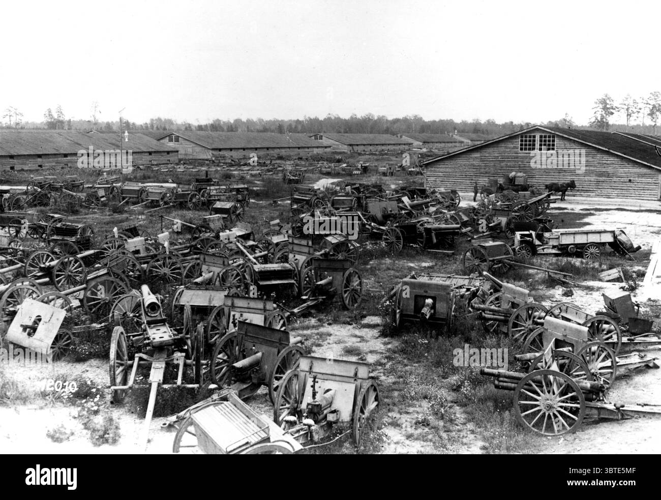 Un dépôt de canons et de véhicules capturés à Kieff ( Ukraine ) septembre 1918 Banque D'Images