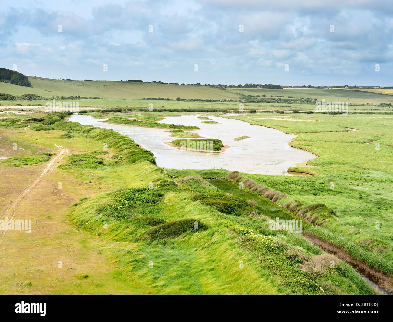 Serpentez dans la rivière Cuckmere à Cuckmere Haven près de Seaford East Sussex en Angleterre Banque D'Images