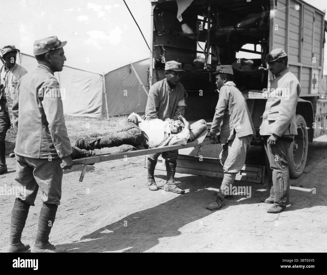 Bataille de Doiren . Le premier blessé français arrivant à une tête de chemin de fer, Front balkanique . 1916 Banque D'Images
