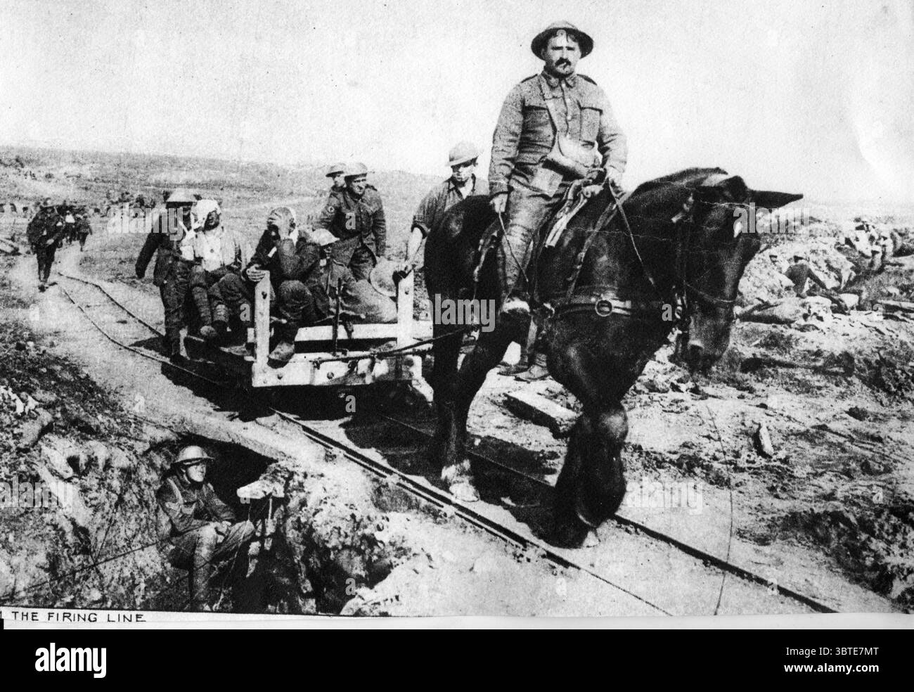 Les victimes de guerre britanniques sont retirées derrière les lignes de tir sur un chariot de chemin de fer léger. 1914 - 1918 Banque D'Images