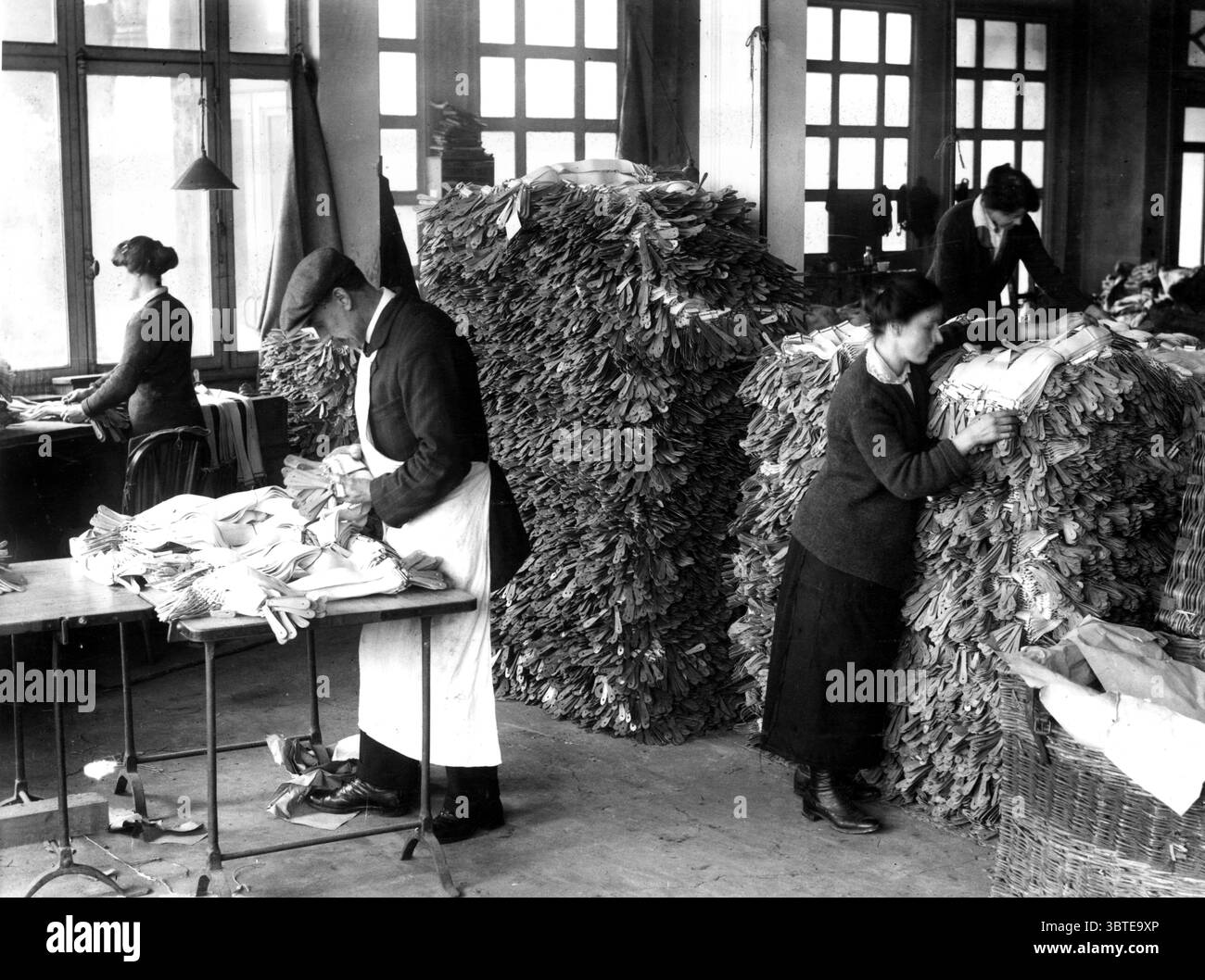Travail en temps de guerre pour les femmes. WWI - Royal Army Clothing Department à White City, Shepherds Bush, Londres. Inspection des entretoises. ©TopFoto Banque D'Images