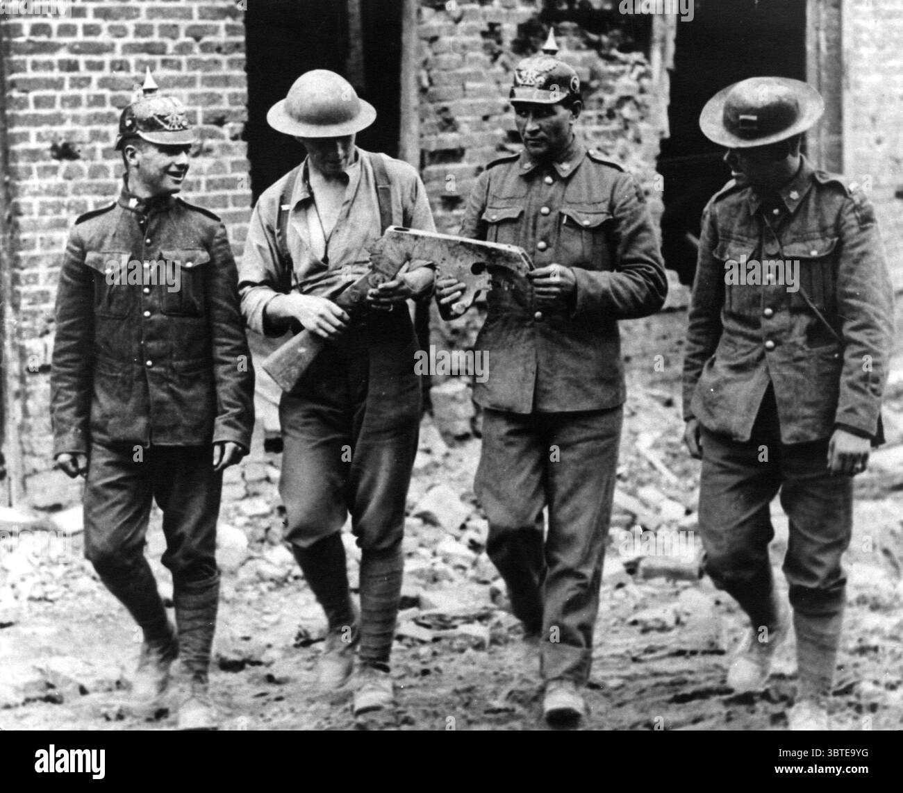 Première Guerre mondiale - Front de l'Ouest - France les troupes canadiennes reviennent avec des souvenirs incluant des casques et un fusil de tireur d'élite allemand. ©TopFoto Banque D'Images