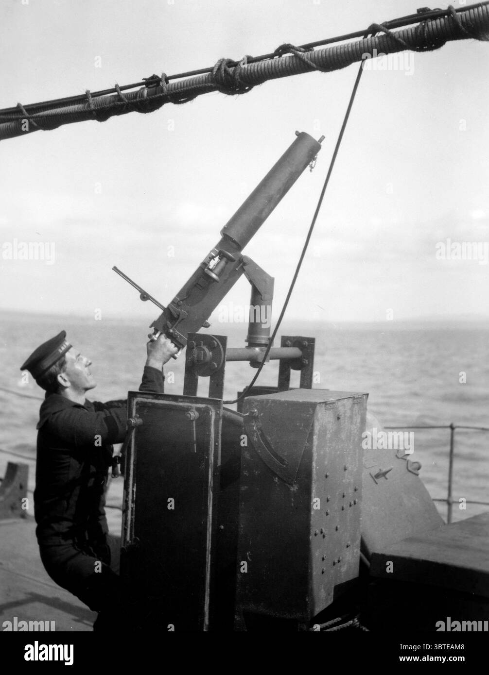 Marine royale britannique. Un canon Maxim piloté par un marin sur le HMS Mosquito , destroyer de la classe Beagle , dans les Dardanelles , en Turquie . Banque D'Images