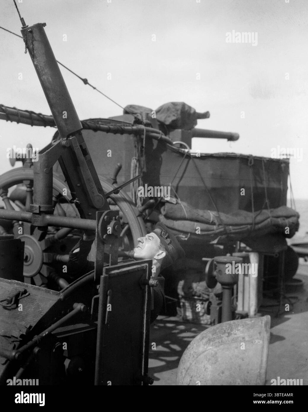 Marine royale britannique. Un canon Maxim piloté par un marin sur le HMS Mosquito , destroyer de la classe Beagle , dans les Dardanelles , en Turquie . Banque D'Images