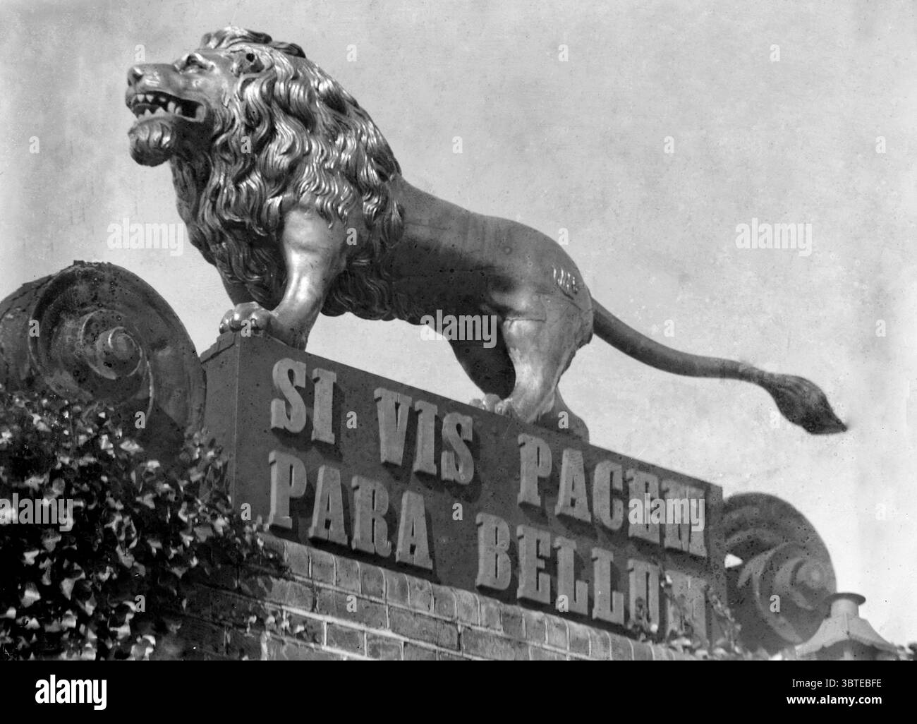 Marine royale britannique. Devise sur HMS excellent . ' En temps de paix prépare-toi à la guerre ' - si vis Pacem para Bellum , Portsmouth , Hampshire , Angleterre . 1914 Banque D'Images