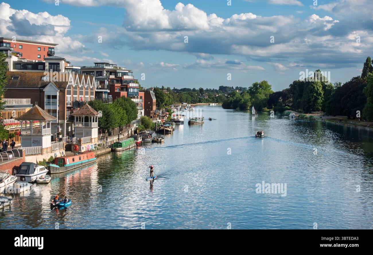 La Tamise à Kingston, Londres, un soir d'été Banque D'Images