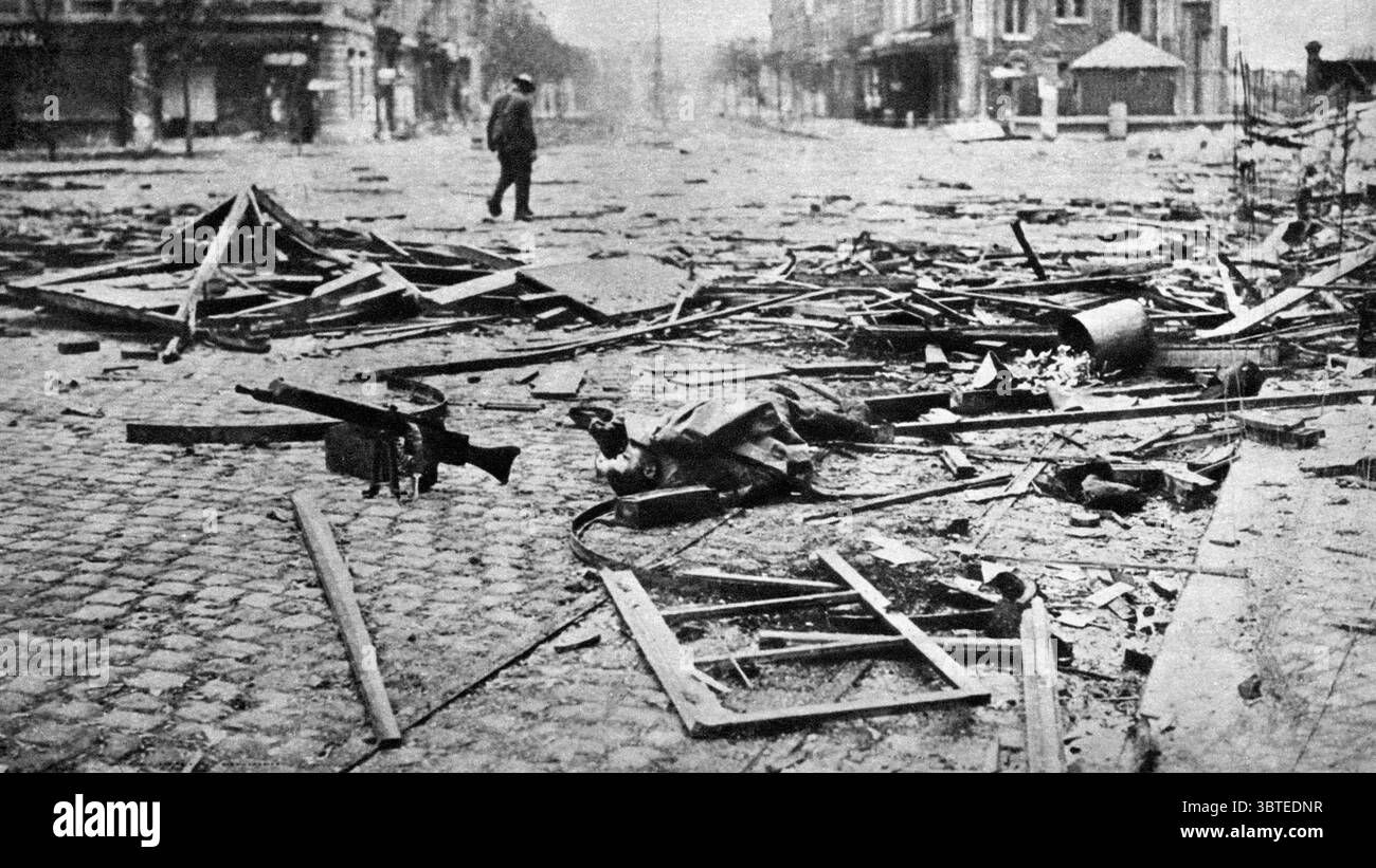 Épave après des combats de rue dans l'artère principale de Valenciennes , France Banque D'Images