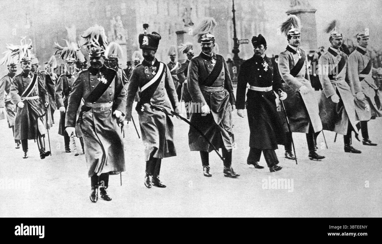 Panaches de la première Guerre mondiale : empereur Guillaume II et ses six fils défilant à Berlin , Allemagne Banque D'Images