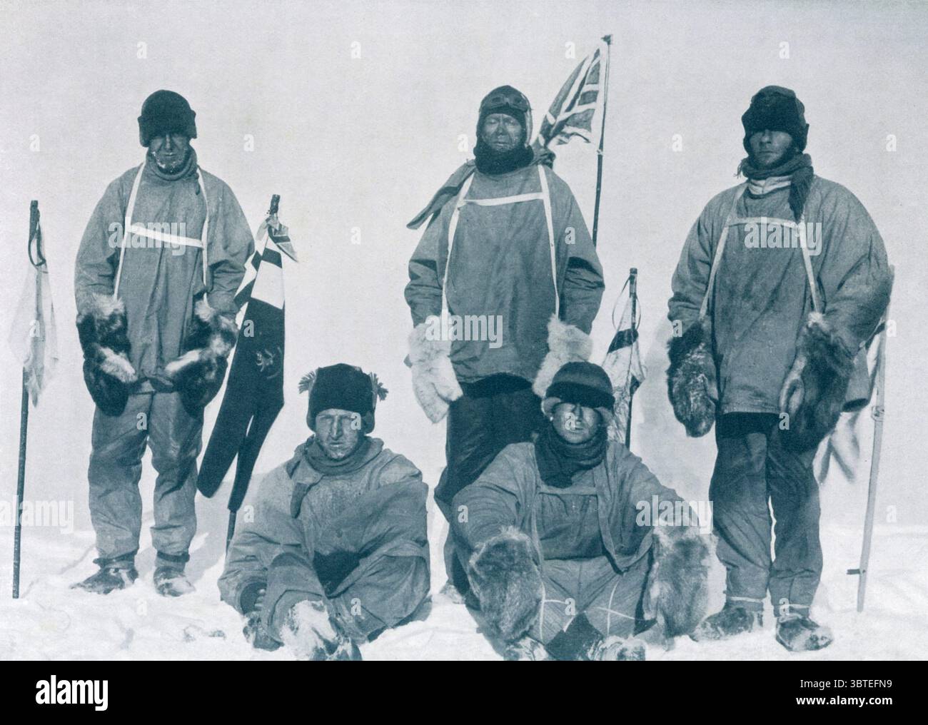 Robert Falcon Scott : 6 juin 1868 - 29 mars 1912 ( centre arrière ) officier de la marine britannique et explorateur polaire mort lors de la malheureuse expédition Terra Nova . Vu ici avec son équipage au Pôle Sud , de gauche à gauche Lieutenant Oates , Lieutenant Bowers , Scott , Dr Wilson et le Petty Officer Evans au Pôle Sud 17 - 18 janvier 1912 Banque D'Images